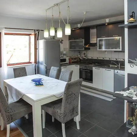 Varos Bb Apartman Splitska